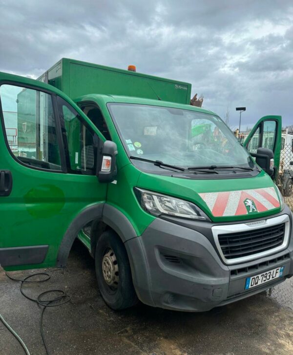 Camion Food Truck Jumpy Réfectoire – Cuisine mobile inox sur mesure – Image 2