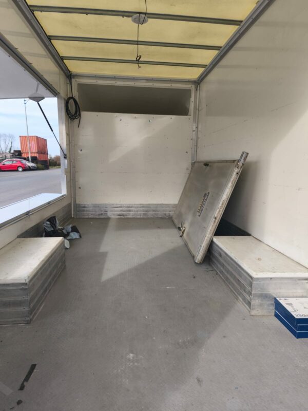 Aménagement food truck – Ouverture hayon latéral pro et fiable
